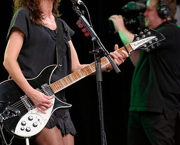 全世界の音楽市場は卸し166億ドル（1兆3280億円）小売233億ドル（1兆8640億円）2011年　