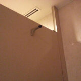 なぜ、トイレのフックは盗まれやすいところにあるのか？