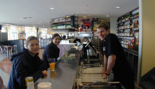 カフェで生肉で販売し、ユーザーに焼いてもらうBBQスタイルカフェ　シドニー・オーストラリア