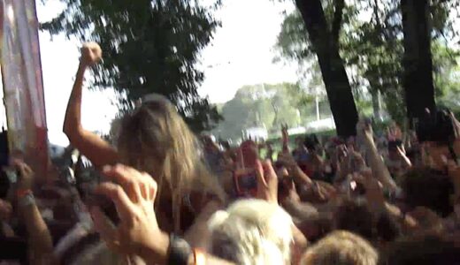 来日中のレディガガも昨年は、もみくちゃライブ！