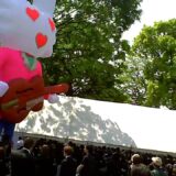 葬儀に来ていた忌野清志郎さん[清志郎さん、ロック葬動画に”火の玉”]