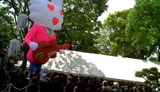 葬儀に来ていた忌野清志郎さん[清志郎さん、ロック葬動画に