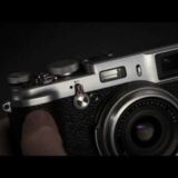 FUJIFILM デジタルカメラ FinePix X100 F  FX-X100 1230万画素 APS-CサイズCMOS フジノン23mm F2レンズ ハイブリッドビューファインダー 2.8型液晶