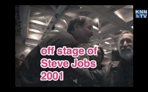 Off stage of Steve Jobs 2001 基調講演後のオフステージのスティーブ・ジョブズ
