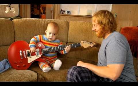 rocksmithでギターを弾く、驚くべき赤ちゃん！