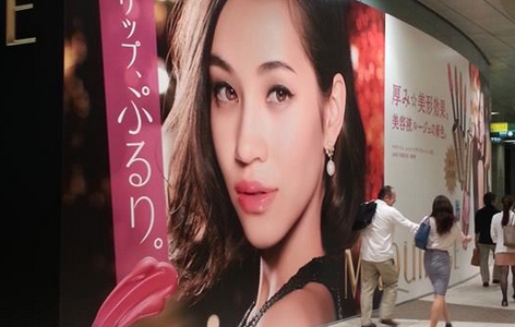 進撃の美女巨人！