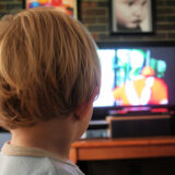 「テレビやDVD2時間以上」は３割 ２歳児の母に大規模調査 母親の年齢が若いほど時間が長い傾向