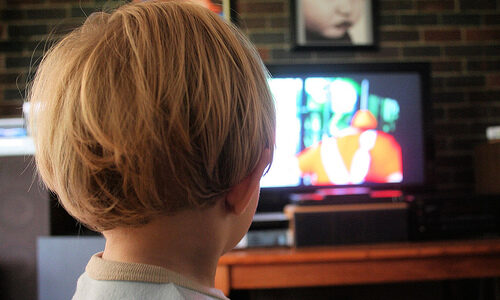 「テレビやDVD2時間以上」は３割 ２歳児の母に大規模調査 母親の年齢が若いほど時間が長い傾向