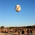 日本における【映画】「未来惑星ザルドス」  現代芸術活動チーム「おじさんの顔が空に浮かぶ日」