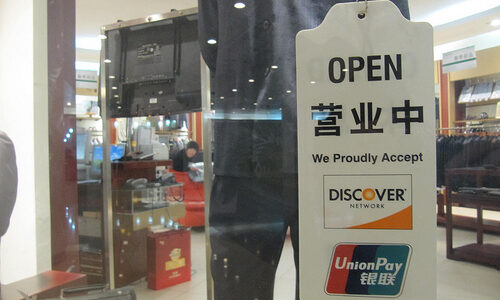 世界のぜいたく品購入(2320億ドル23.2兆円)、半分が中国人が消費（1060億ドル10兆円）うち、76％は（810億ドル8兆円）は中国外での消費　中国内消費は250億ドル2.5兆円