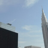 思わず足がすくむ映像！地上何メートルのタワーでの作業なのか？