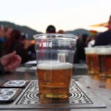 画期的なビアサーバー！グラスの下からビールを注ぐ？