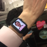 世界初！AppleWATCH用の選挙ポスター 電車内腕時計広告？