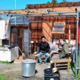 生活費は月3〜5万円 自作の小屋で暮らす若者たち