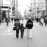 狭い道を歩いていての後ろからのクラクションは、道交法54条違反で2万円以下の罰金