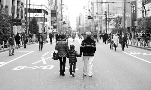 狭い道を歩いていての後ろからのクラクションは、道交法54条違反で2万円以下の罰金