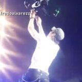 フリオ・イグレシアスの次男、エンリケ・イグレシアス ライブ中にドローン事故