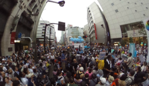 リコーのTHATAの正しい使い方 現場の360度パノラマ画像 新宿伊勢丹前SEALDs街宣