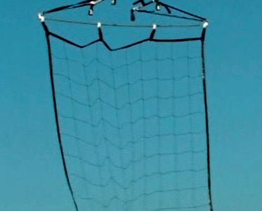 空中での捕物合戦！不審なドローンを網で捕獲する警視庁ドローン