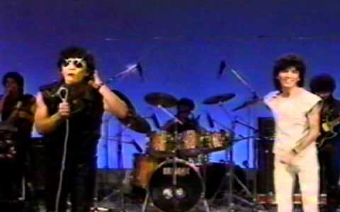 パチンコ屋の前から懐かしい声が聞こえてきた！『愛をとりもどせ！』クリスタルキング