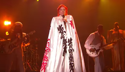 レディガガのデビッド・ボウイの追悼メドレー『出火吐暴威』第58回グラミー賞