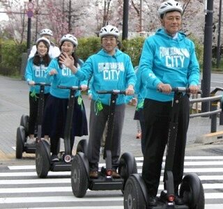 セグウェイに乗れる - 東京都の二子玉川で公道走行の実証実験 未だに19世紀の『赤旗法』時代