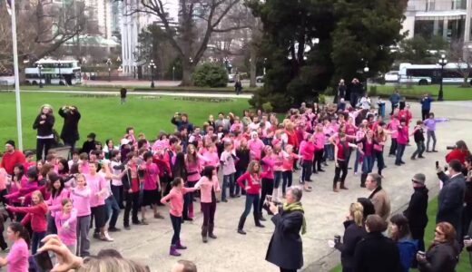 ピンクシャツデーとは？カナダで生まれたイジメ反対運動
