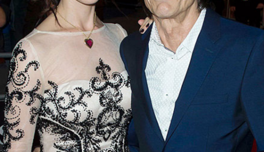 ローリングストーンズ、ロン・ウッド、68歳で双子の父親に。歳の差31歳の３度目の妻