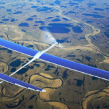 Facebook、太陽光で飛ぶインターネットドローン「Aquila」のテスト飛行