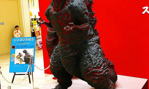 ゴジラシリーズ興行成績  初代ゴジラ961万人VSシン・ゴジラ230万人