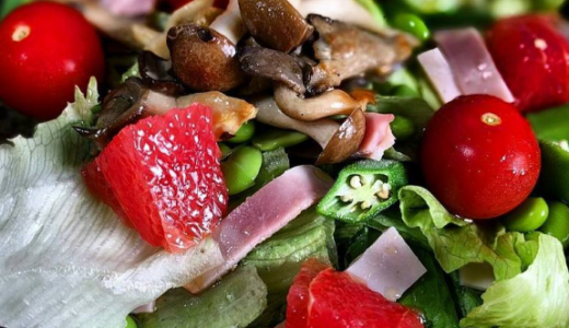 本日のサラダきのことピンクグレープフルーツ、オクラとミニトマト、レタス　ソースはオリーブオイルのレモンソース