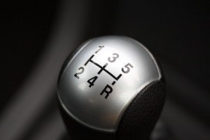 こりゃ事故するわ！プリウス乗りの高齢ドライバーが前進と後退を間違える理由