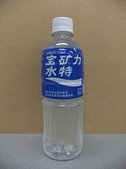 1日あたり推定300トンもの汚染水は1日30万リットル、年間で1億9800万リットルの汚染水。日本のワイン輸入量の50%もの汚染水。小学校の25メートルプール304杯分