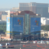 WindowsXPに包まれた建物　COMDEX