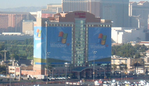 WindowsXPに包まれた建物　COMDEX