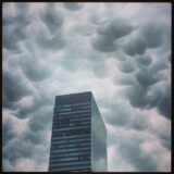 乳房雲　今日の渋谷の雲は不気味な乳房雲　竜巻の前兆らしい 2013/07/05/FRI/