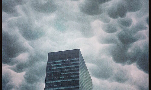 乳房雲　今日の渋谷の雲は不気味な乳房雲　竜巻の前兆らしい 2013/07/05/FRI/