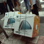 1998年 初代iMac 発売　ボンダイブルーのトランスルーセントデザイン