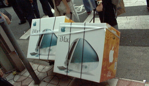 1998年 初代iMac 発売　ボンダイブルーのトランスルーセントデザイン