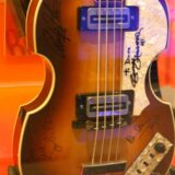 ザ・ビートルズ 4人のサインつきのヘフナーベース