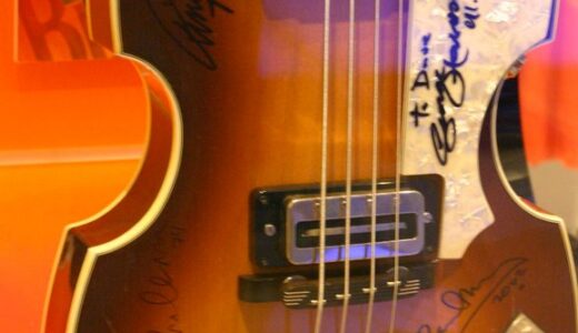 ザ・ビートルズ 4人のサインつきのヘフナーベース